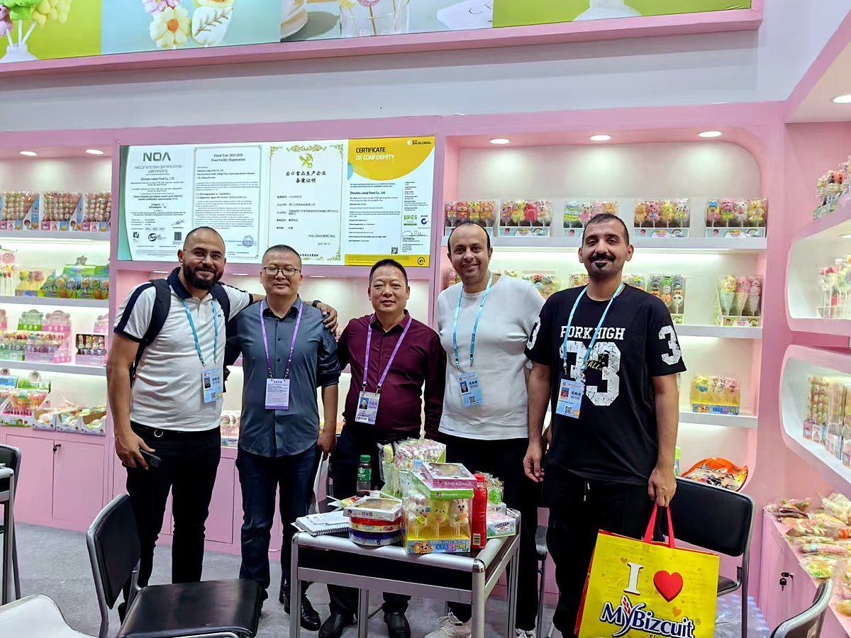 Middle East buyers visiting the LUSKY booth